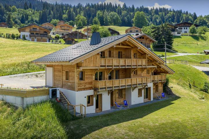 Chalet pour 14 personnes, avec Jacuzzi ainsi que Terrasse et Jardin à Praz-sur-Arly