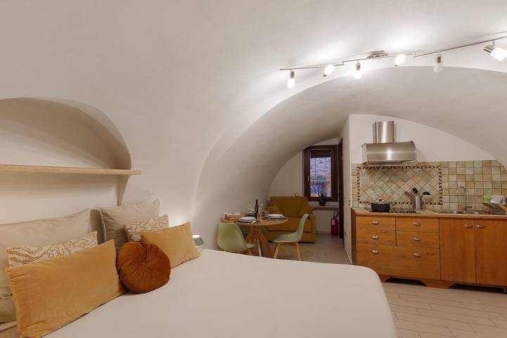 Casa Vacanze 'Ca' Pecina' con Wi-Fi in Dolceacqua, Alpi Liguri