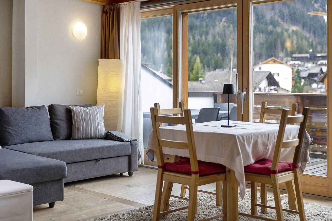 Geheel appartement, Vakantie Appartement 'Ciasa Irene Mansarde' dichtbij skipistes met terras & uitzicht op de bergen in La Villa, Badia