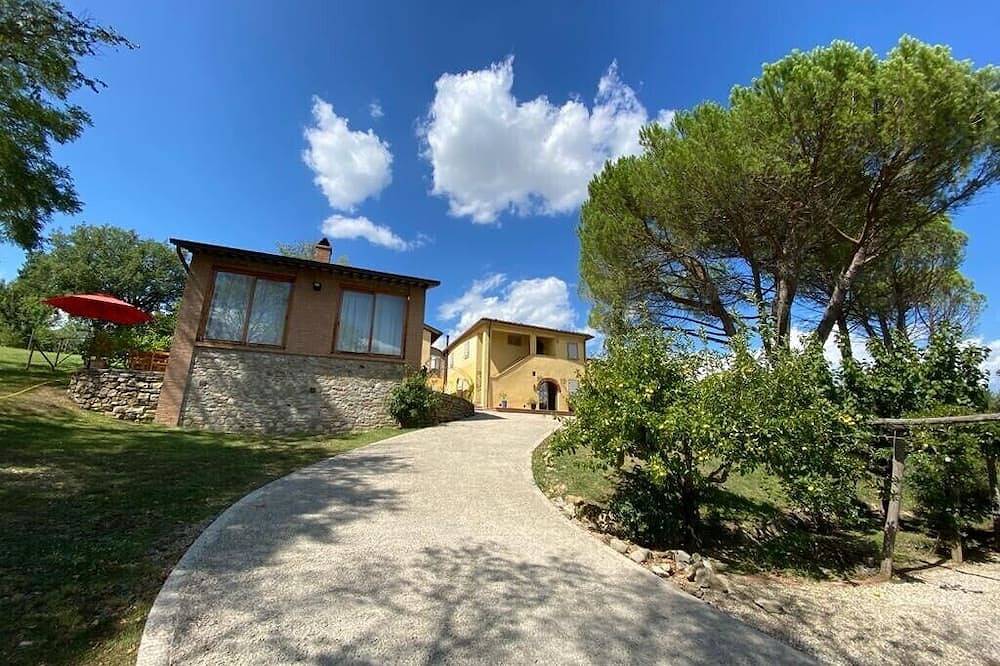 Elegant lemon house in a typical Tuscan farmhouse. in Anghiari, Valtiberina
