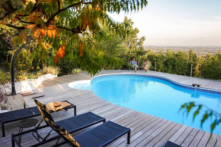 Location de vacances pour 4 personnes, avec piscine ainsi que jardin et terrasse à Gaillac