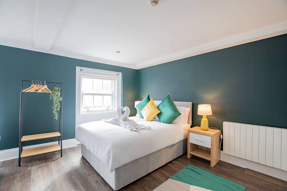 The Yellow Door by Shortstays, Sleeps 25, 2 mins from Temple Bar! in Dublin, County Dublin