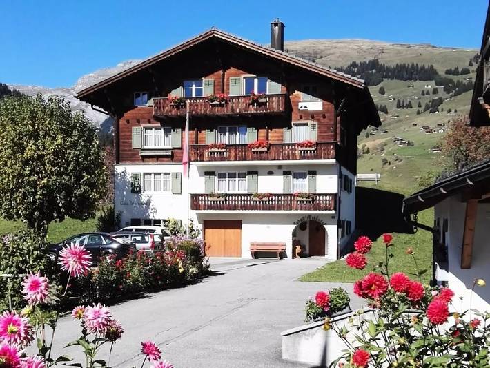 Ferienwohnung für 4 Personen, mit Balkon und Garten in Brigels