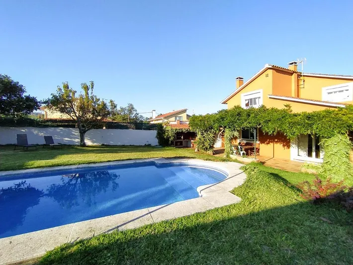 Casa de vacaciones para 6 personas, con vistas además de jardín y piscina - 1