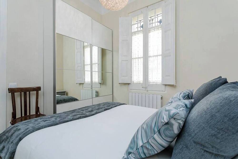 Encantadora e histórica casa de 3 dormitorios completamente renovada y diseñada para una estancia agradable y cómoda en Barcelona. in Cornellá de Llobregat, Bajo Llobregat