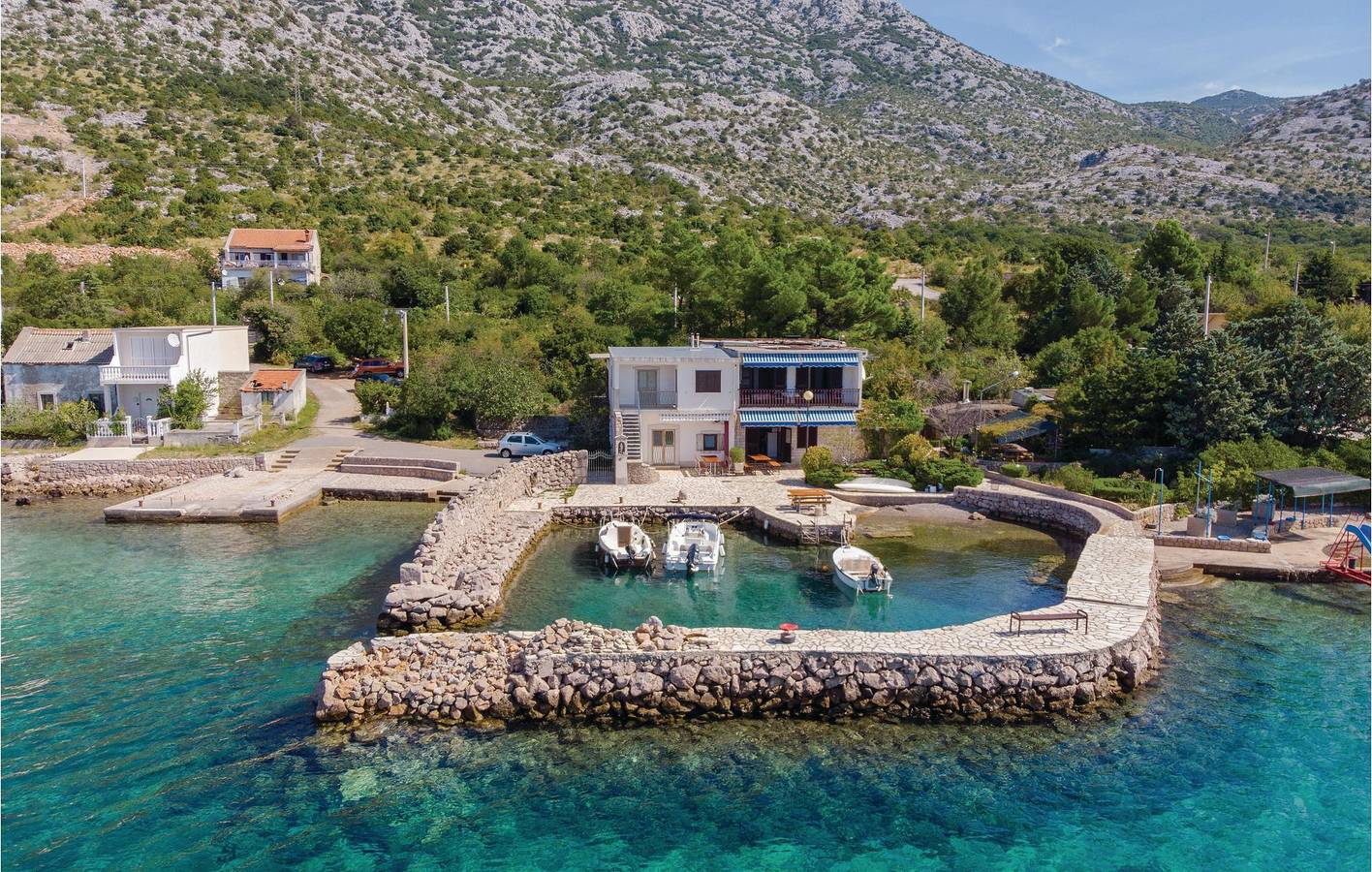 Ganze Ferienwohnung, Gemütliche Ferienwohnung mit Terrasse, nur wenige Schritte vom Meer entfernt und in der Nähe des Stadtzentrums in Cesarica, Kvarner Festland