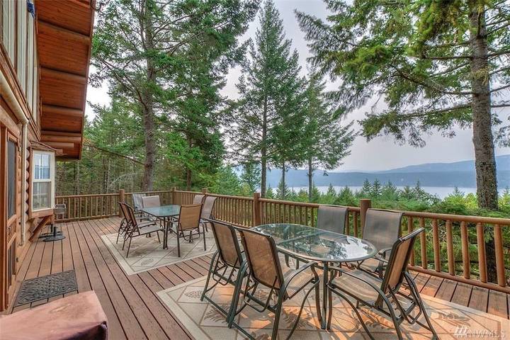 Log cabin for 12 people, with hot tub and yard in Orcas Island