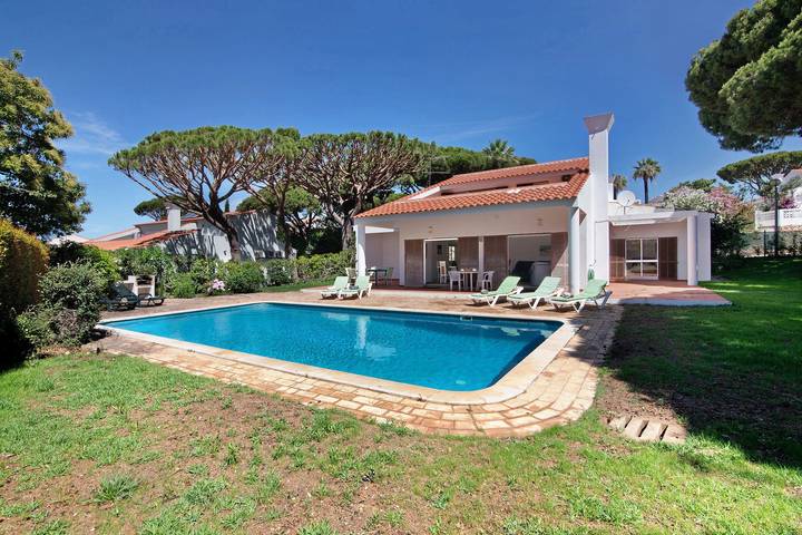 Villa 'Lynn - Quadradinhos' with Private Pool, Terrace, and Wi-Fi in Vale do Lobo, Almancil