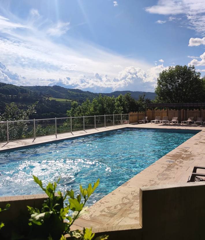 Gîte pour 2 personnes, avec Terrasse ainsi que Piscine et Vue à La Salle-en-Beaumont
