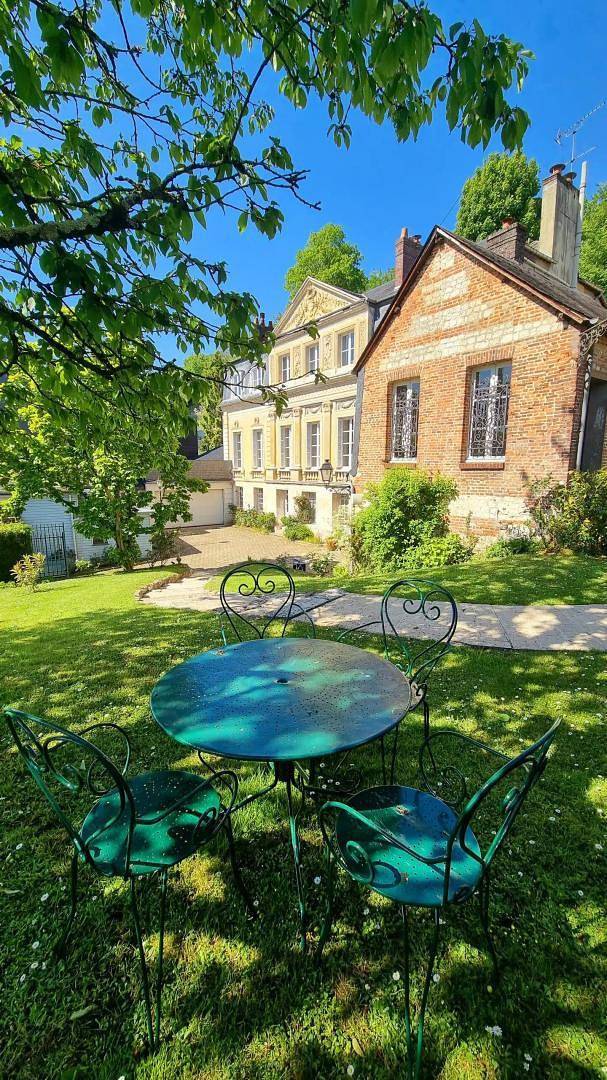 Gîte pour 12 personnes, avec Jacuzzi et Terrasse ainsi que Jardin et Vue à Caudebec-en-Caux