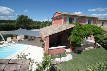 Gîte pour 6 personnes, avec jardin et terrasse à Taillades