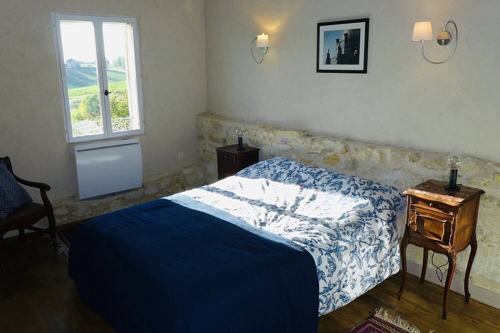 Une belle maison en pierre, vue magnifique sur les vignes et près de St Émilion in Gardegan-et-Tourtirac, Région de Libourne