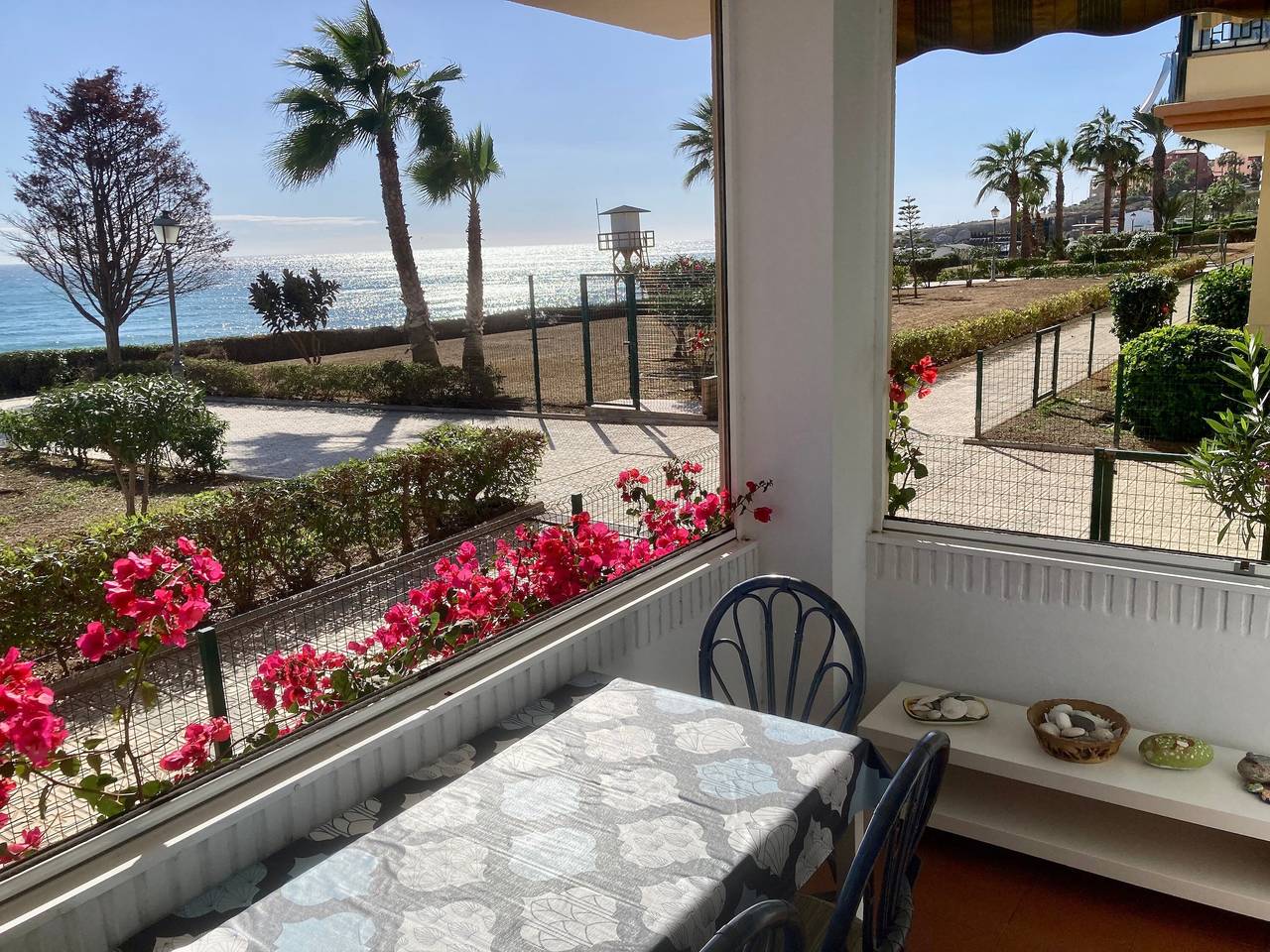 Appartamento intero, Appartamento per vacanze fronte mare con vista mare, terrazza coperta e Wi-Fi in Torrox Costa, Torrox