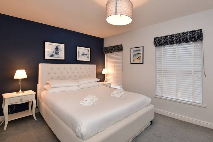 Glamping for 4 people, with garden in Cardiff