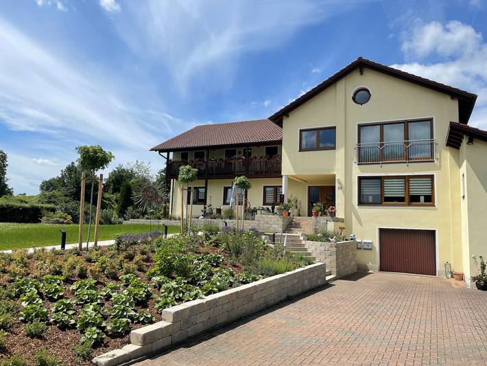 Ferienwohnung für 3 Personen, mit Balkon/Terrasse und Balkon sowie Terrasse und Garten