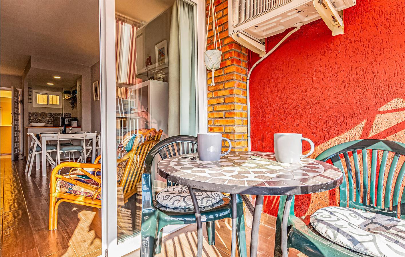 Entire holiday apartment, Beachside Condo: AC, Pool, Terrace & Parking in Benalmádena Costa, Benalmádena