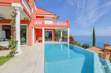 Villa pour 8 personnes, avec balcon ainsi que piscine et jardin à Menton