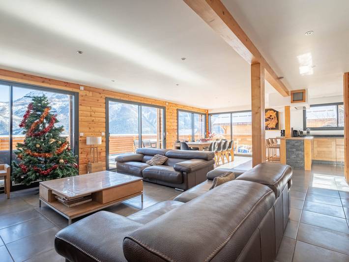 Gîte pour 16 personnes, avec Balcon et Jacuzzi ainsi que Terrasse et Jardin dans les Alpes-de-Haute-Provence