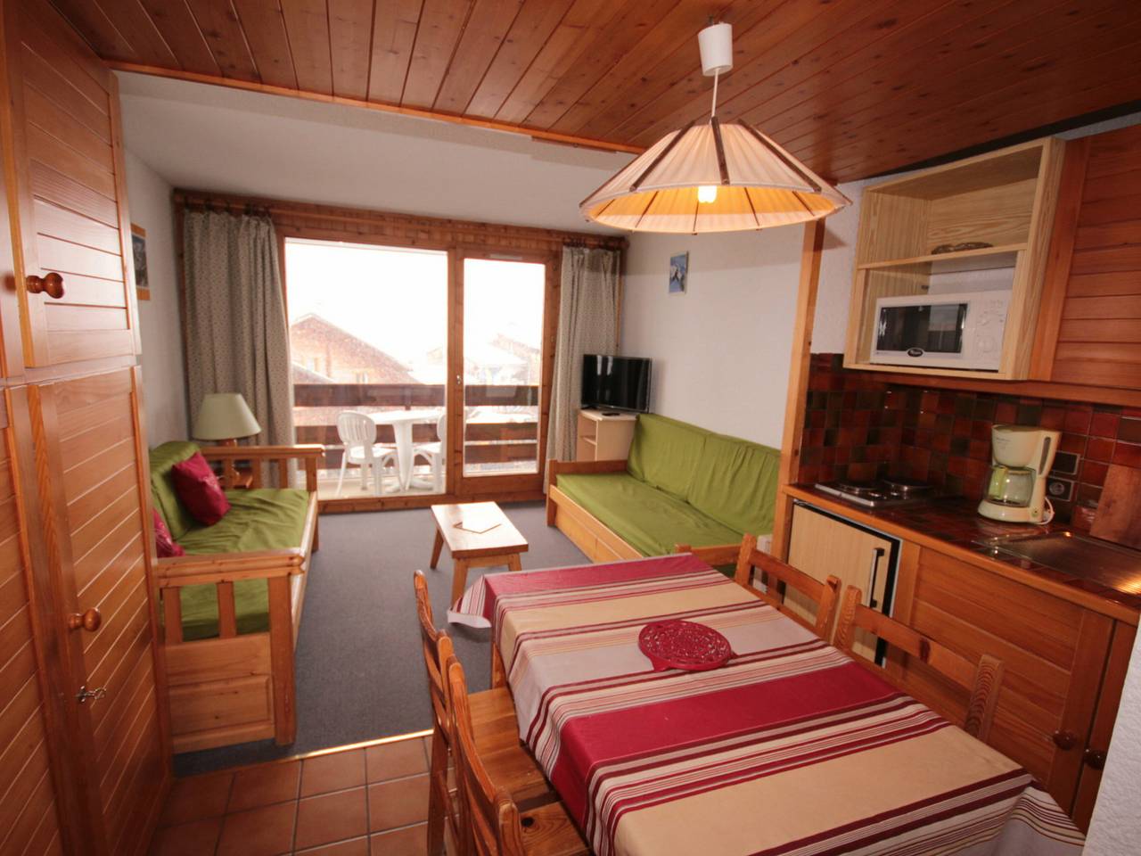 Entire studio, Cozy studio cabin with balcony, sleeps 5, Les Saisies in Les Saisies, Albertville region