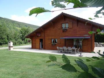 Maison de campagne pour 10 personnes, avec vue ainsi que piscine et jardin à Lélex