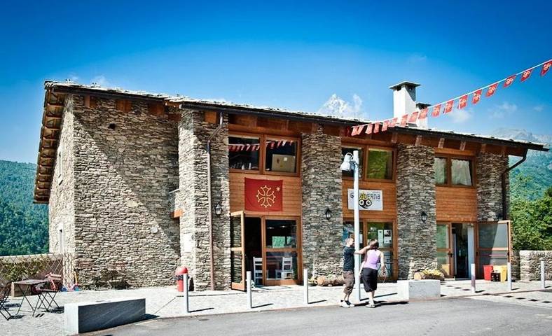 Hôtel pour 4 personnes, avec Balcon et Terrasse ainsi que Jardin et Vue à Ostana