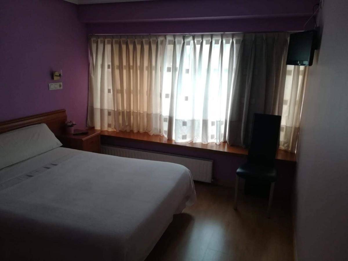 Hostal Álvarez in Oviedo, Cordillera Cantábrica