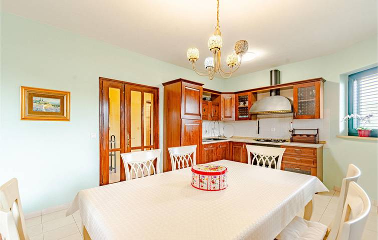 Ganze Ferienwohnung, Urlaub am Meer: 2-Zimmer-Wohnung mit Terrasse und Parkplatz, 200 m vom Strand entfernt in Račišće (Dalmatien), Korcula