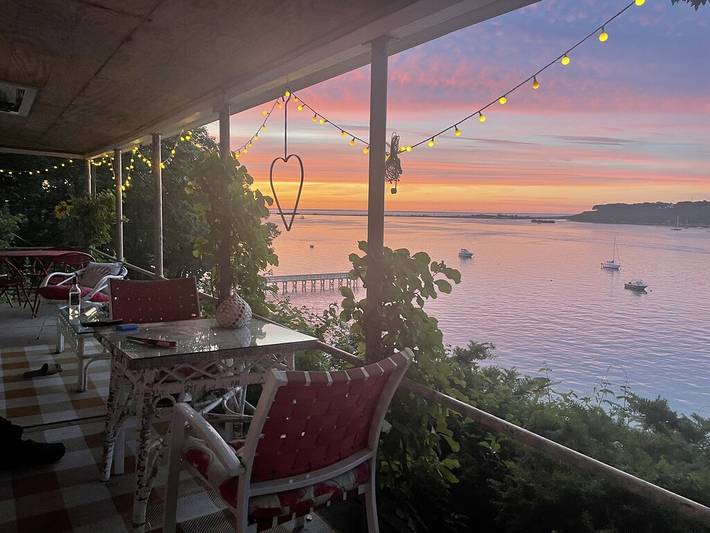 Vacation rental for 4 people, with yard and hot tub in Suffolk County