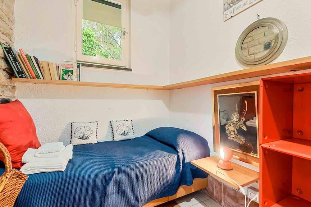 Immersed in nature and overlooking the stunning waters of the Gulf of Poets, this charming rustic-style holiday home is located just a few minutes' walk from the historic center of Portovenere. Perfect for those who love authenticity, tranquility, and na in Portovenere, Porto Venere Municipio