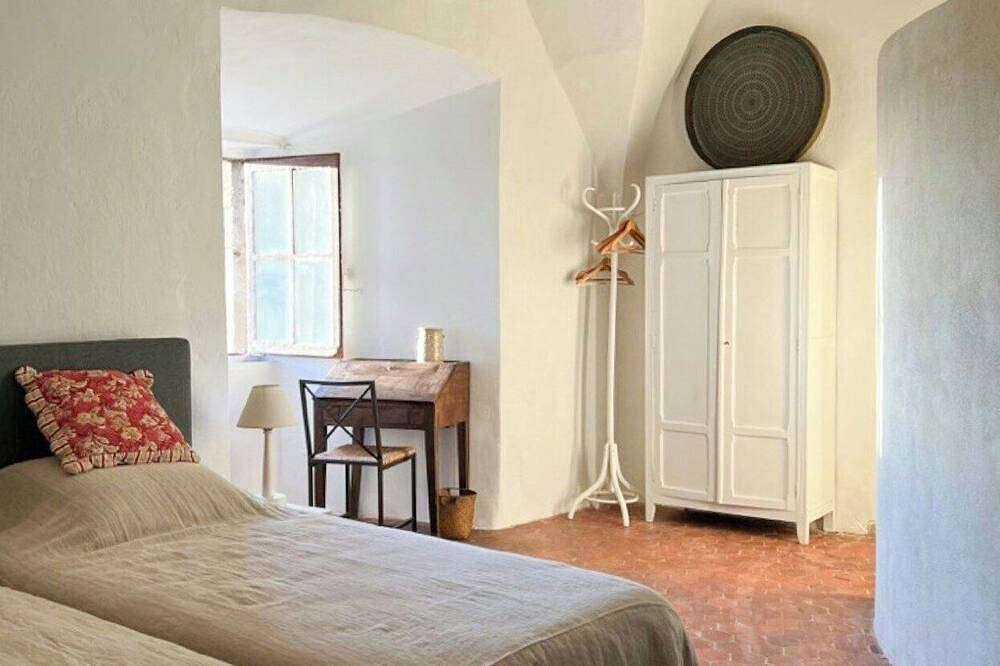 Künstlerburg und ihre romantischen Ruinen in Vénéjan, Nimes und Umgebung