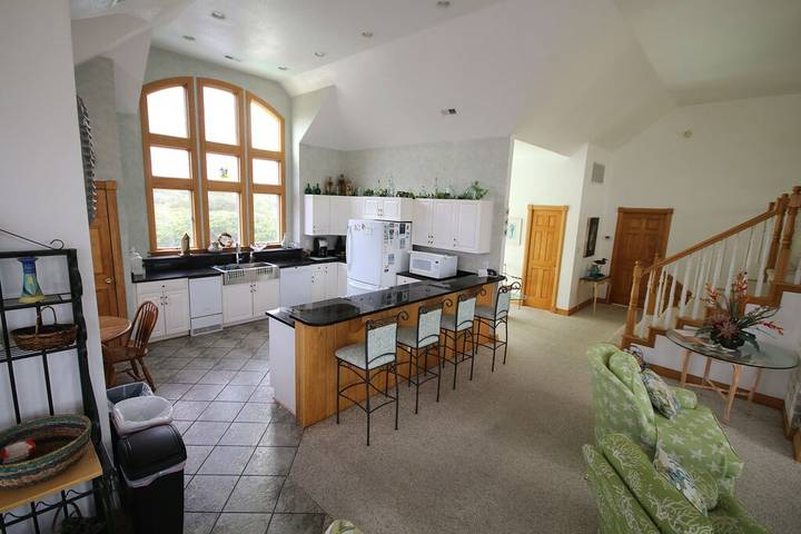 Vacation rental for 18 people, with hot tub and pool as well as yard in Corolla