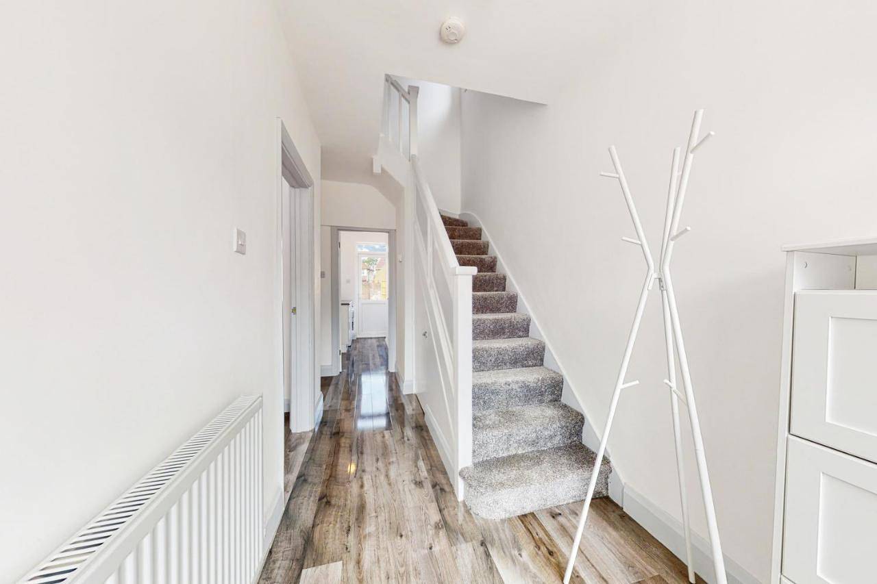 Modern 3 bedroom House with garden & private parking in Twickenham, London