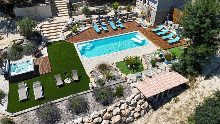 Appartement de vacances pour 2 personnes, avec Terrasse et Jacuzzi ainsi que Jardin et Piscine
