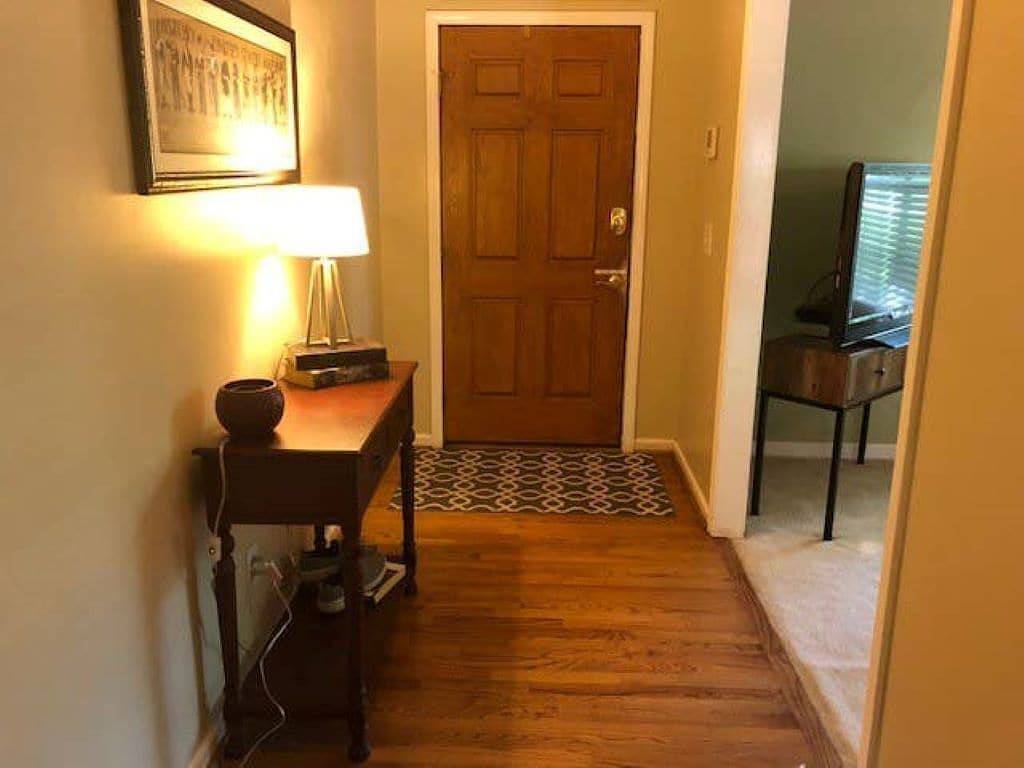 Kozy Kennesaw home near Ksu and Lakepoint Sports in Cobb County