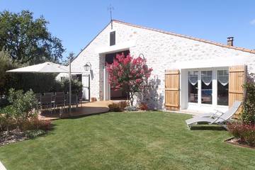Gîte pour 8 personnes, avec jardin ainsi que piscine et terrasse à Saint-Mathurin