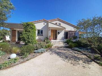 Gîte pour 10 personnes, avec piscine ainsi que vue et jardin à Saint-Laurent-des-Arbres