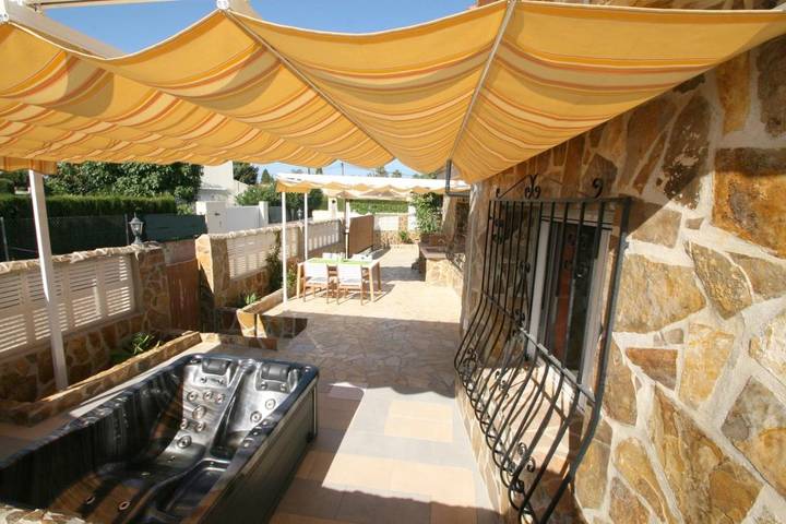 Chalet para 4 personas, con Jacuzzi y Terraza además de Jardín y Piscina en Marina Alta