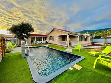 Location de vacances pour 10 personnes, avec terrasse ainsi que vue et piscine à L'Étang-Salé