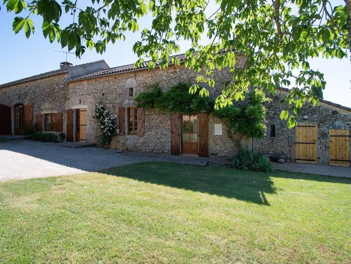 Location de vacances pour 6 personnes, avec jardin ainsi que piscine et terrasse à Sauveterre-la-Lémance