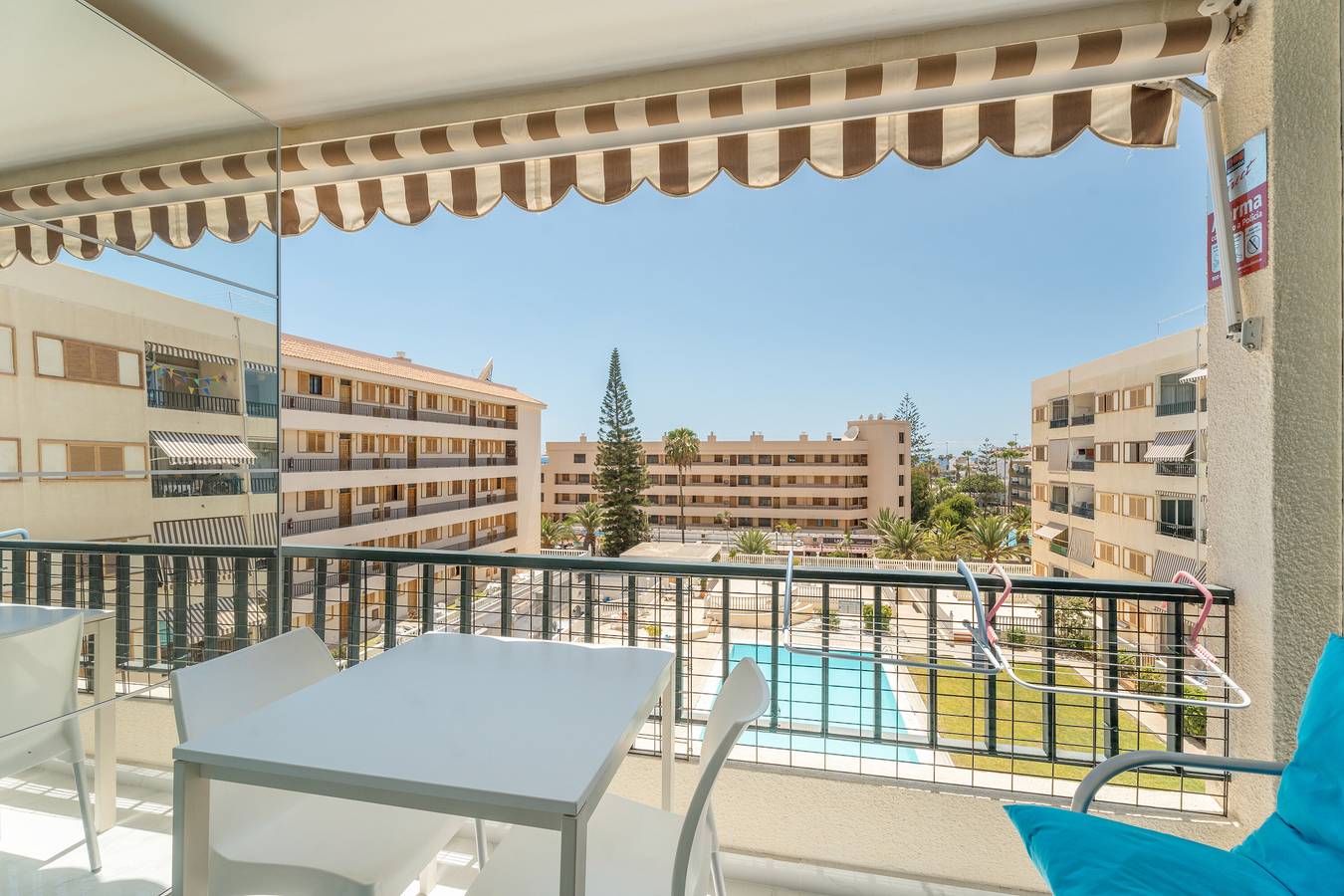 Entire apartment, Vacation 'Feliz Playa Los Cristianos' with Sea View, Shared Pool and Wi-Fi in Los Cristianos, Arona