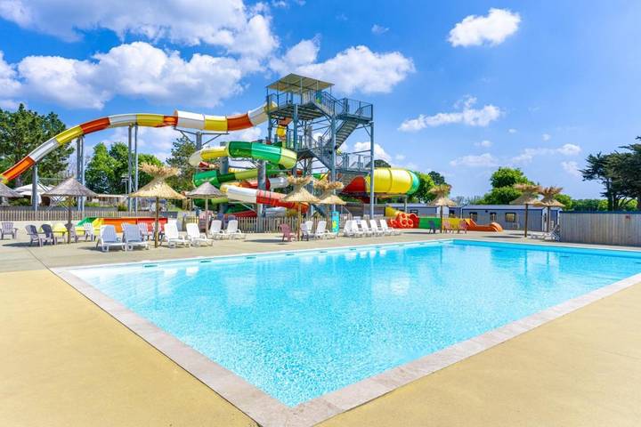 Camping für 4 Personen, mit Terrasse und Pool in Bénodet