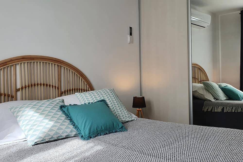Entire apartment, Quiet village, panoramic view, Scandola reserve, warm river Le Fango in Galéria, Parc naturel régional de Corse