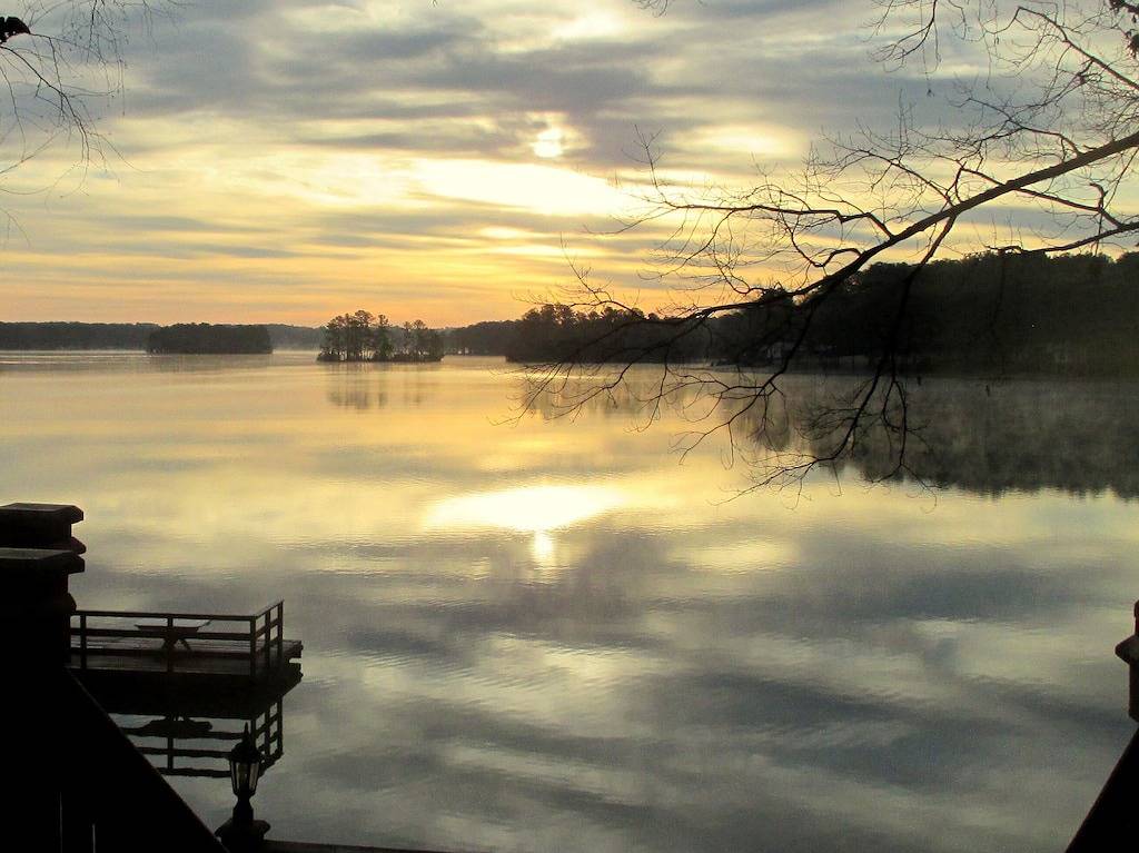 Privatstrand \"Sunrise on the Lake\" am Pea Hill Creek in Lake Gaston