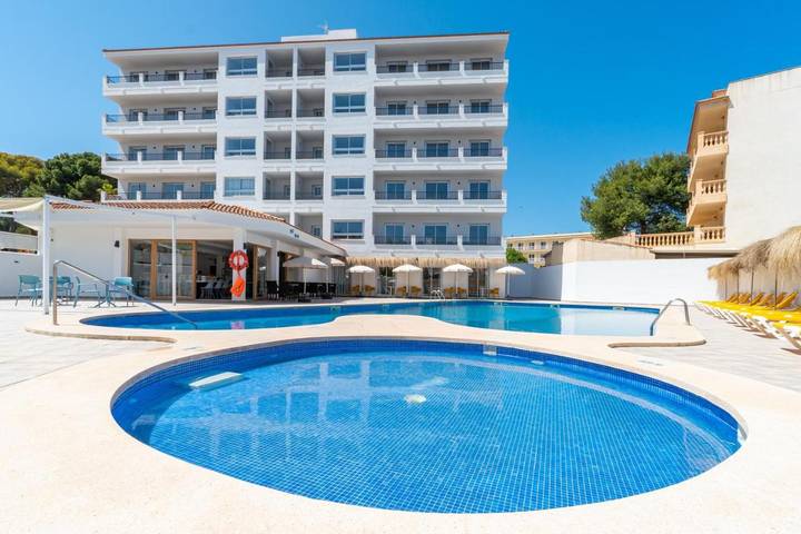 Ferienwohnung für 2 Personen, mit Balkon und Terrasse sowie Pool und Ausblick in Cala Agulla