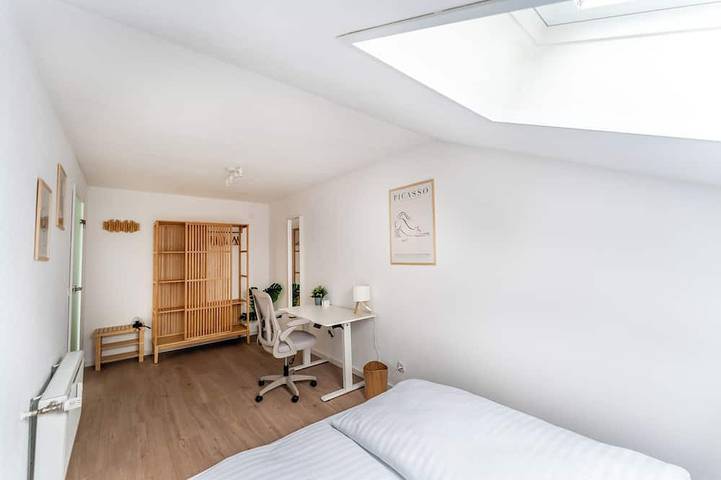 Ganze Wohnung, Helles Rooftop Serviced Apartment nahe Zürich. Parkplatz und Haustierfreundlich! in Küssaberg, Landkreis Waldshut