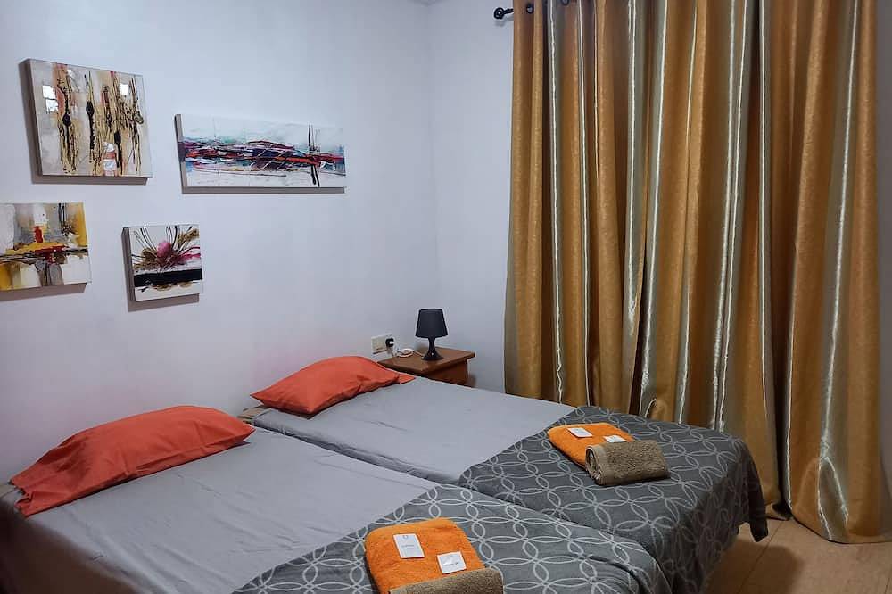 Apartamento entero, Amplio Apartamento, Wifi, Terraza Con Flores, orientado al sur, al mar y al pueblo. in La Postura, Adeje