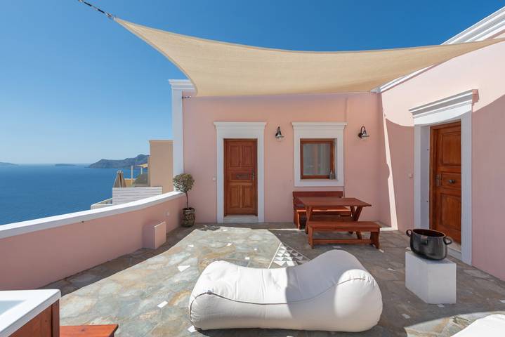 The San Villa with Sea View and Private Hot Tub in Ormos Ammoudiou, Oia