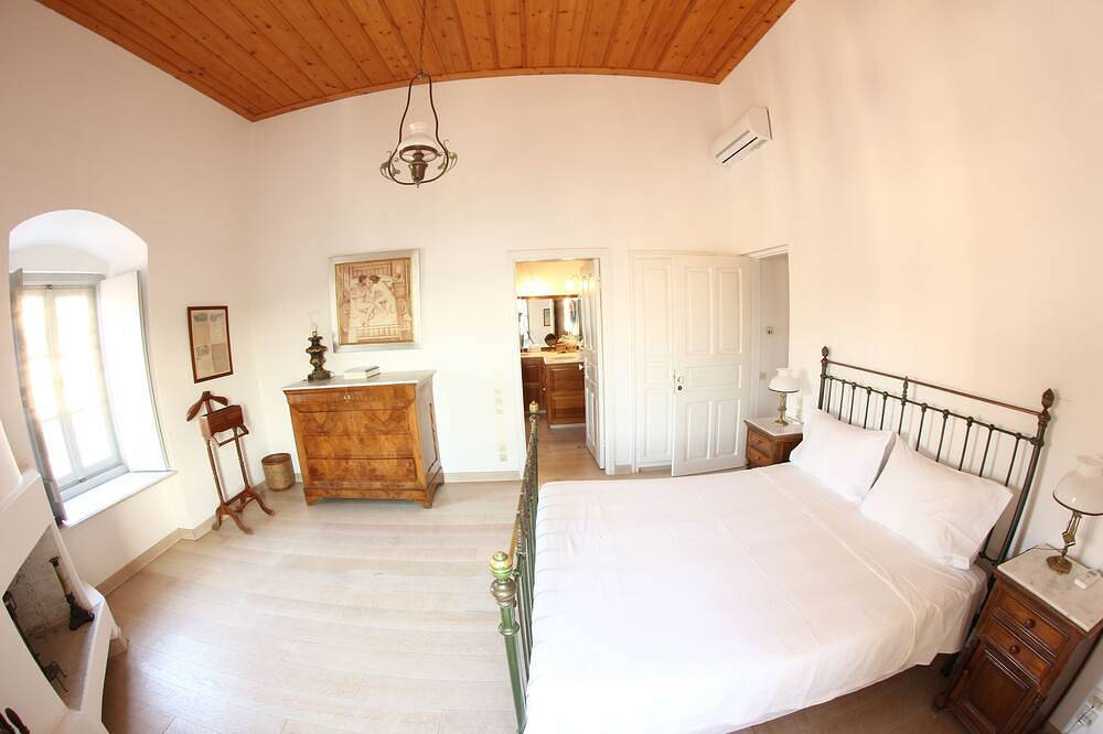 Classy Villa with Wonderful View and swimming pool in Hydra