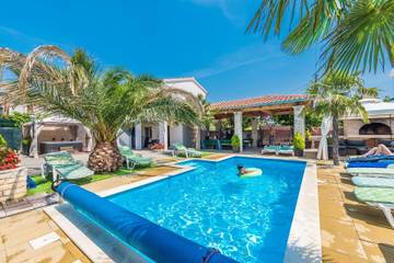 Gîte pour 5 personnes, avec sauna et bassin pour enfant dans Région de Zadar