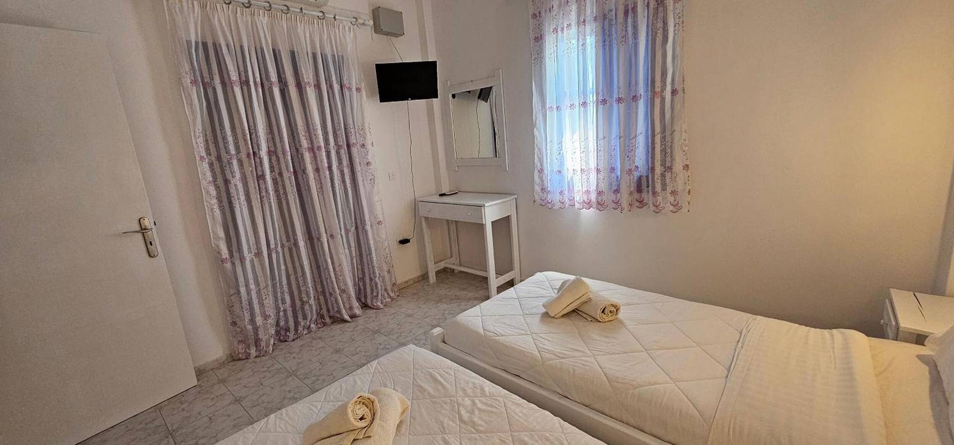 Economy Double 3 Kamer met Balkon en Airconditioning in Perissa, Santorini